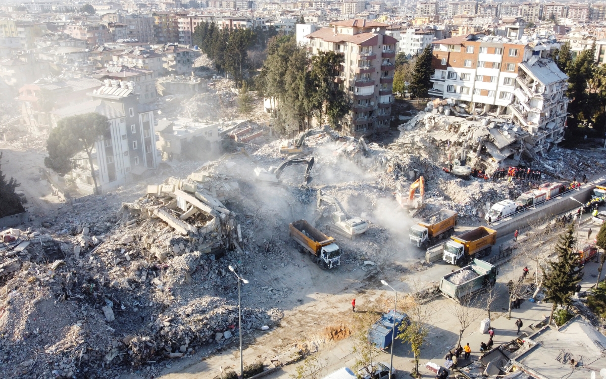 Turquía encarcela a 54 por derrumbe de edificios tras sismo