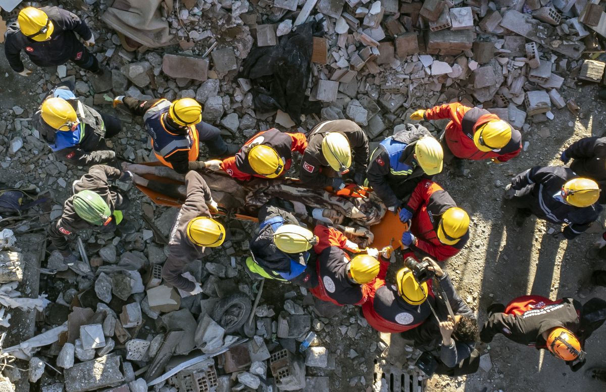 Turquía se esfuerza por encontrar supervivientes del terremoto: “Las primeras 72 horas son de importancia crítica”