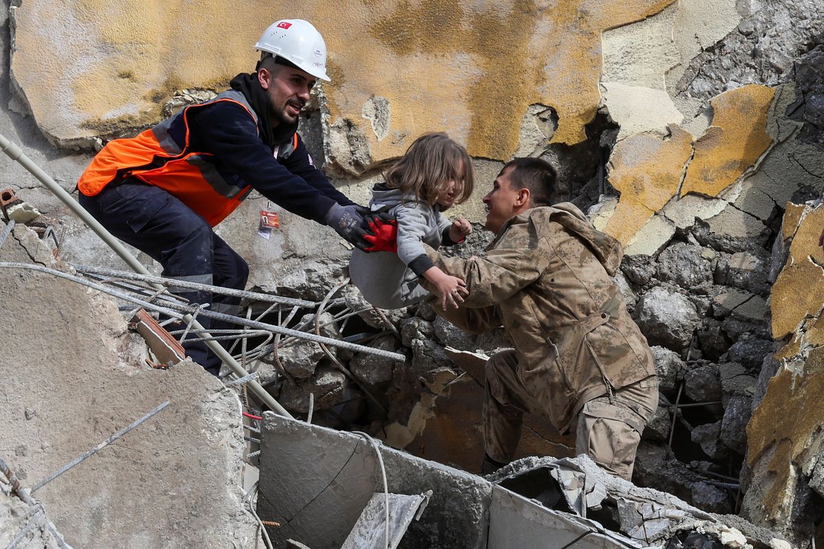 Turquía y Siria buscan contra reloj supervivientes de los terremotos que han causado más de 5.000 muertos