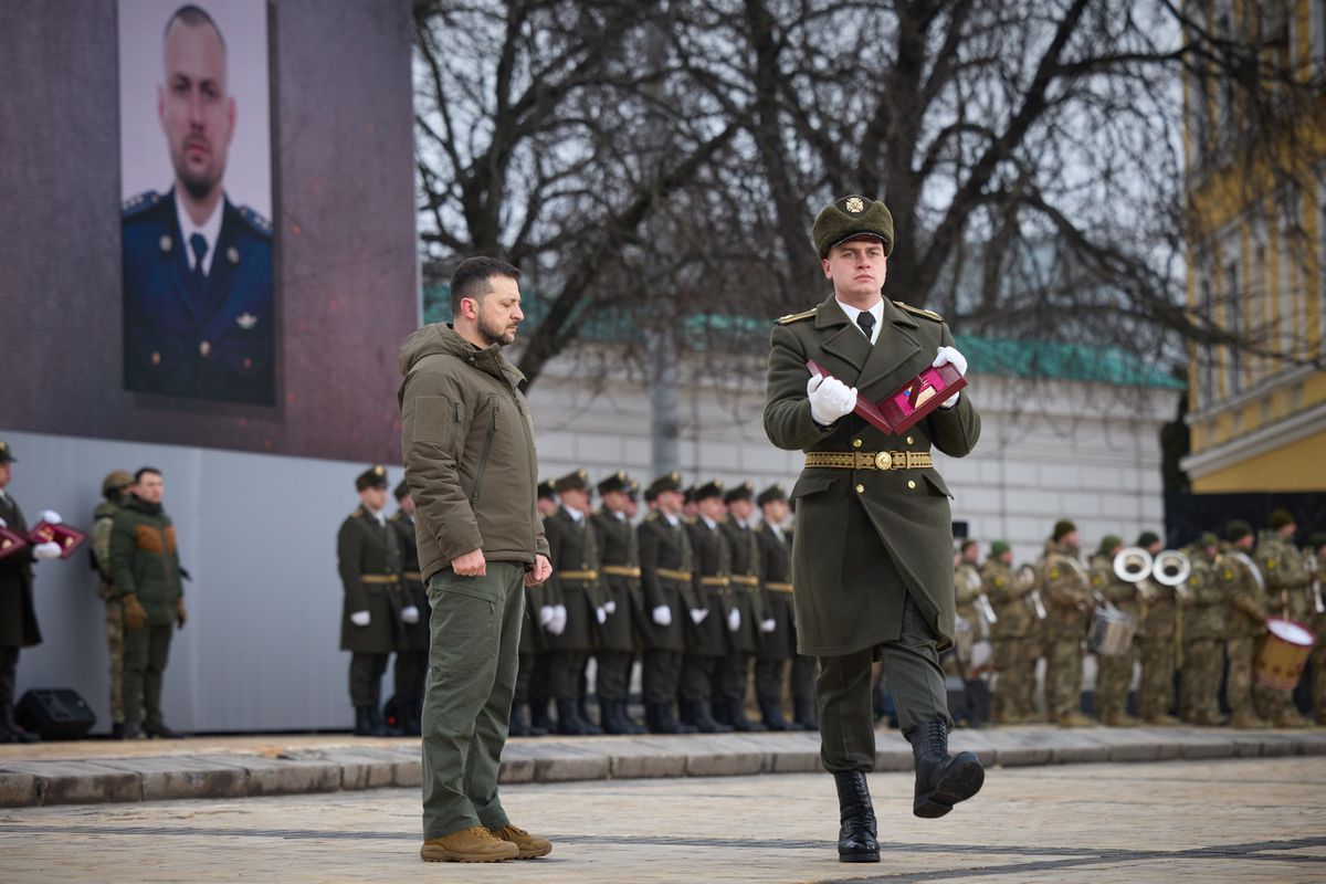 Ucrania se vuelca en honrar a sus muertos y reivindicar su resistencia en el aniversario de la guerra