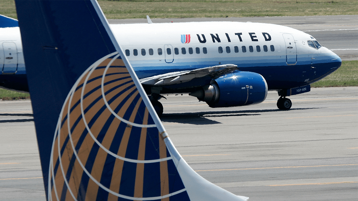 United Airlines dejará a menores sentarse con familias sin costo