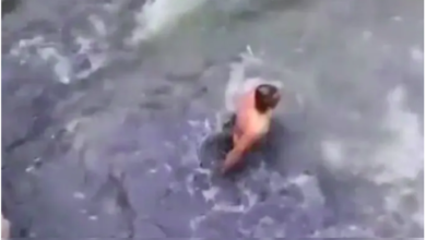 VIDEO: Golpean, desnudan y avientan a un ladrón a canal de aguas negras