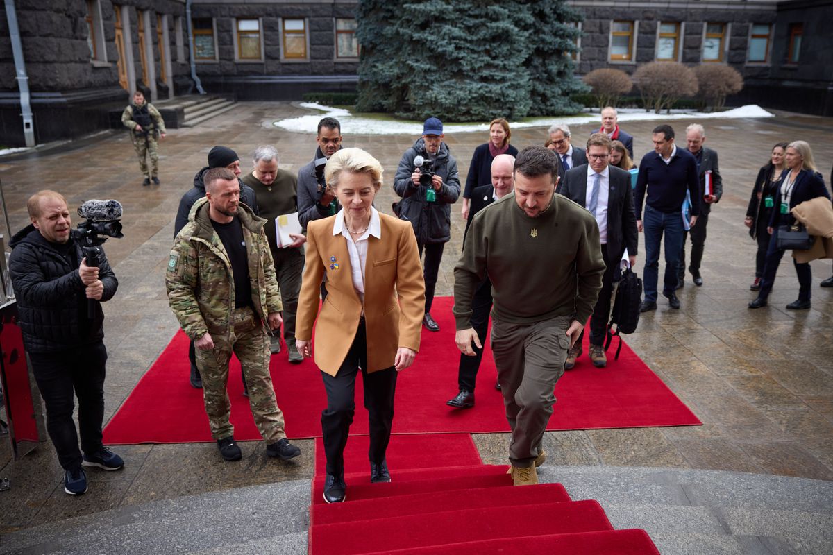 Von der Leyen promete más sanciones contra el Kremlin en una histórica visita a Kiev: “Rusia ya está pagando y pagará un precio por la guerra”