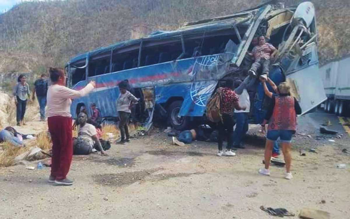 Vuelca autobús en Puebla: 15 muertos y 30 heridos