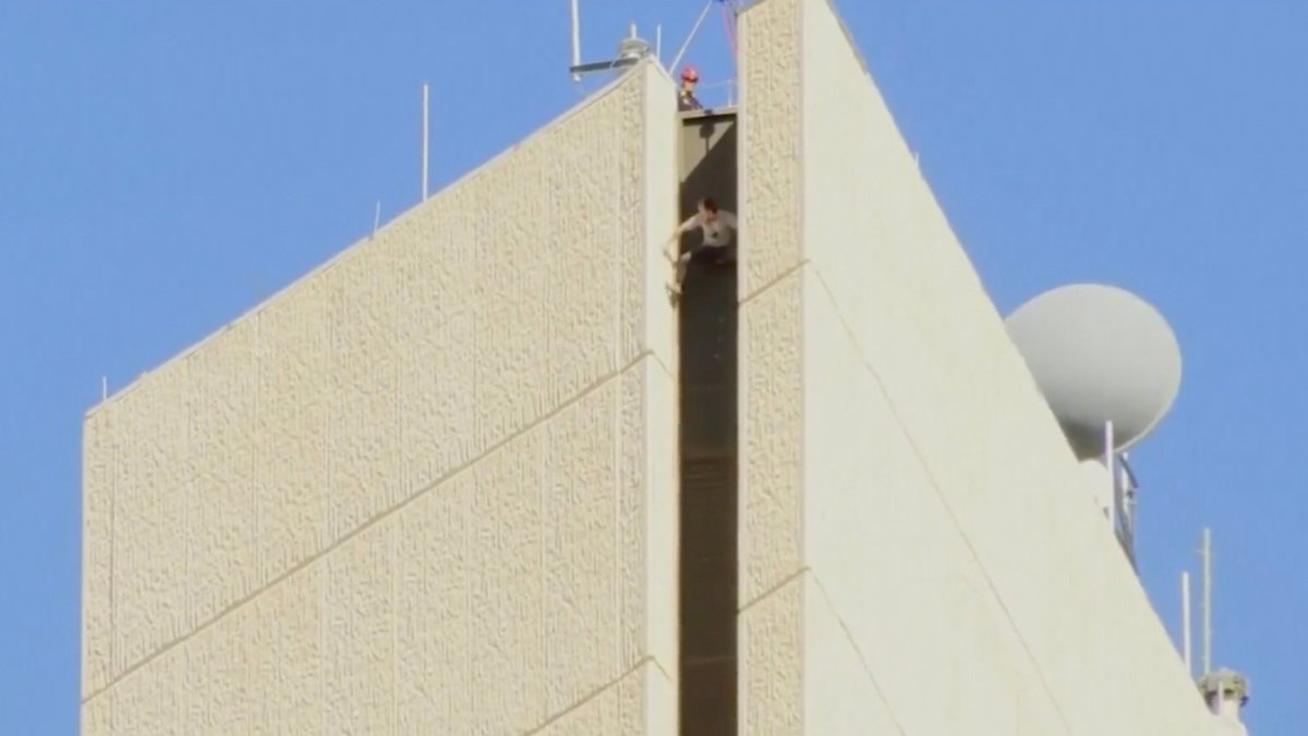 activista antiaborto escala edificio en el centro de Phoenix