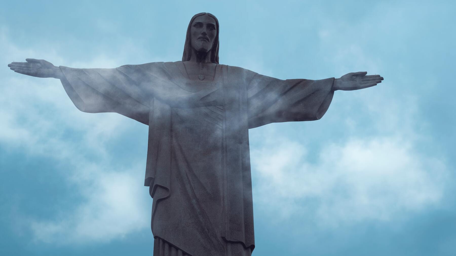 un rayo cae sobre el Cristo Redentor de Brasil