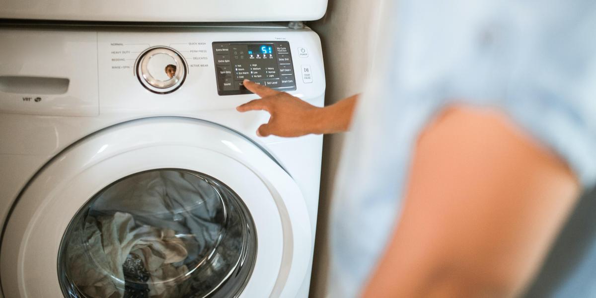 ¿Por qué hay que meter una esponja en la lavadora antes de hacer la colada?