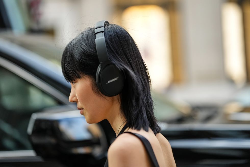 una joven asiática con auriculares bose en la ciudad de nueva york