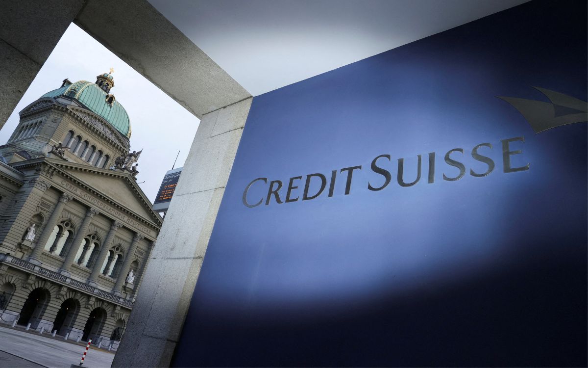 Acciones de Credit Suisse y UBS caen tras acuerdo de fusión