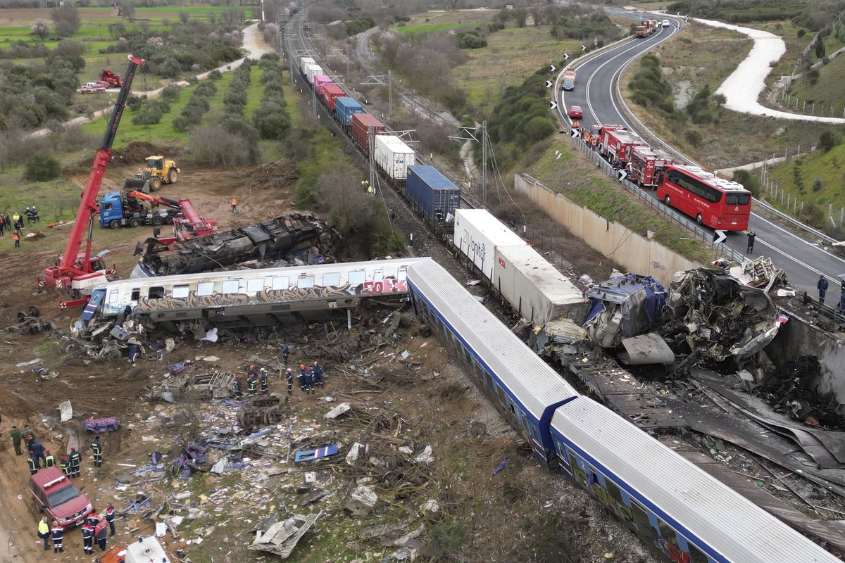 Al menos 36 muertos y decenas de heridos en el choque de dos trenes en el centro de Grecia