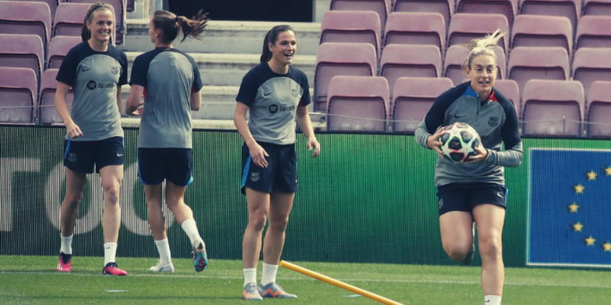 Alexia entrena con el grupo en el Camp Nou