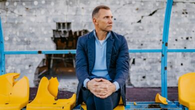 Andriy Shevchenko ayuda a reconstruir un estadio destruido en Ucrania
