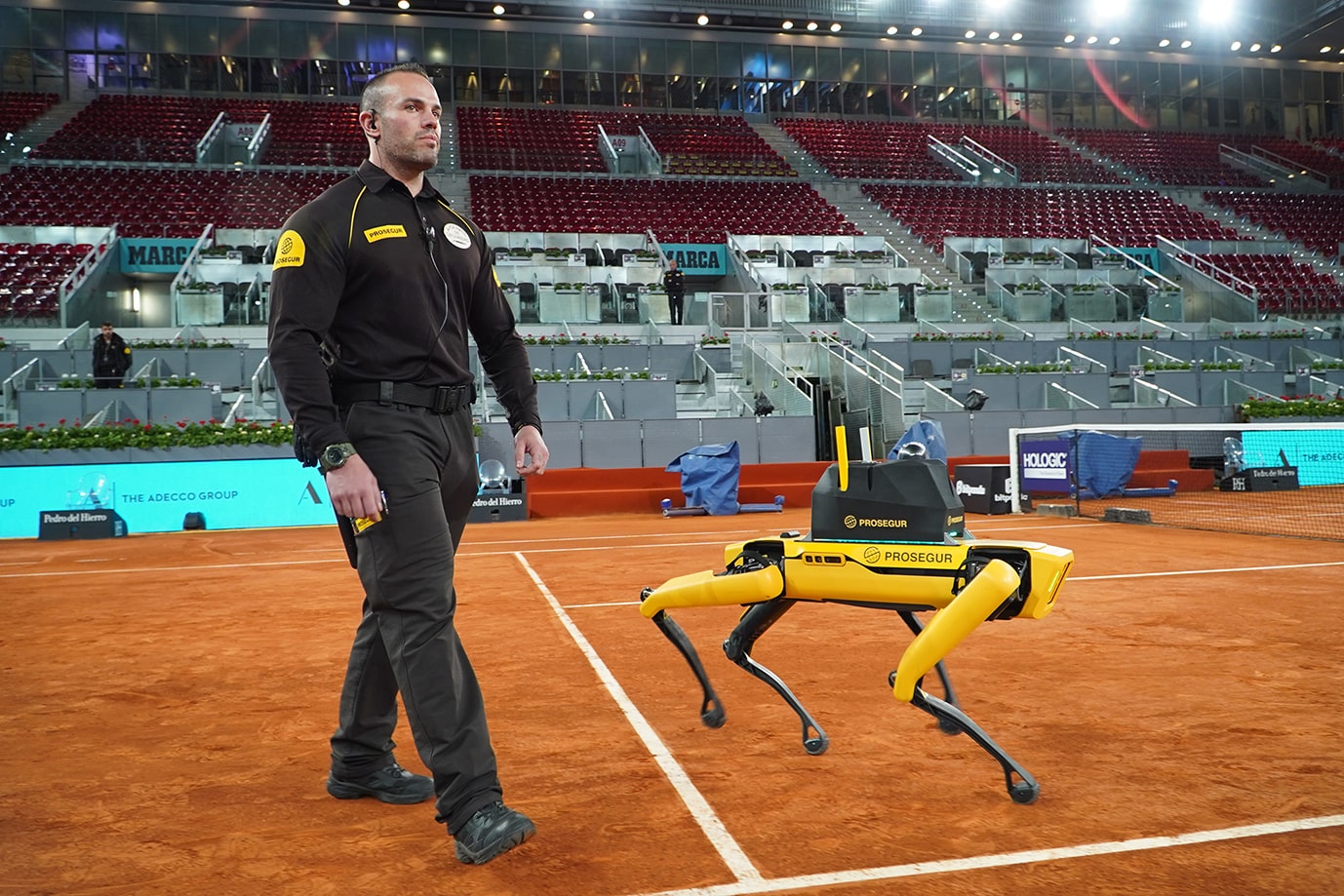 Así es “Yellow”, el perro robot de Prosegur que vigila el Mutua Madrid Open de tenis