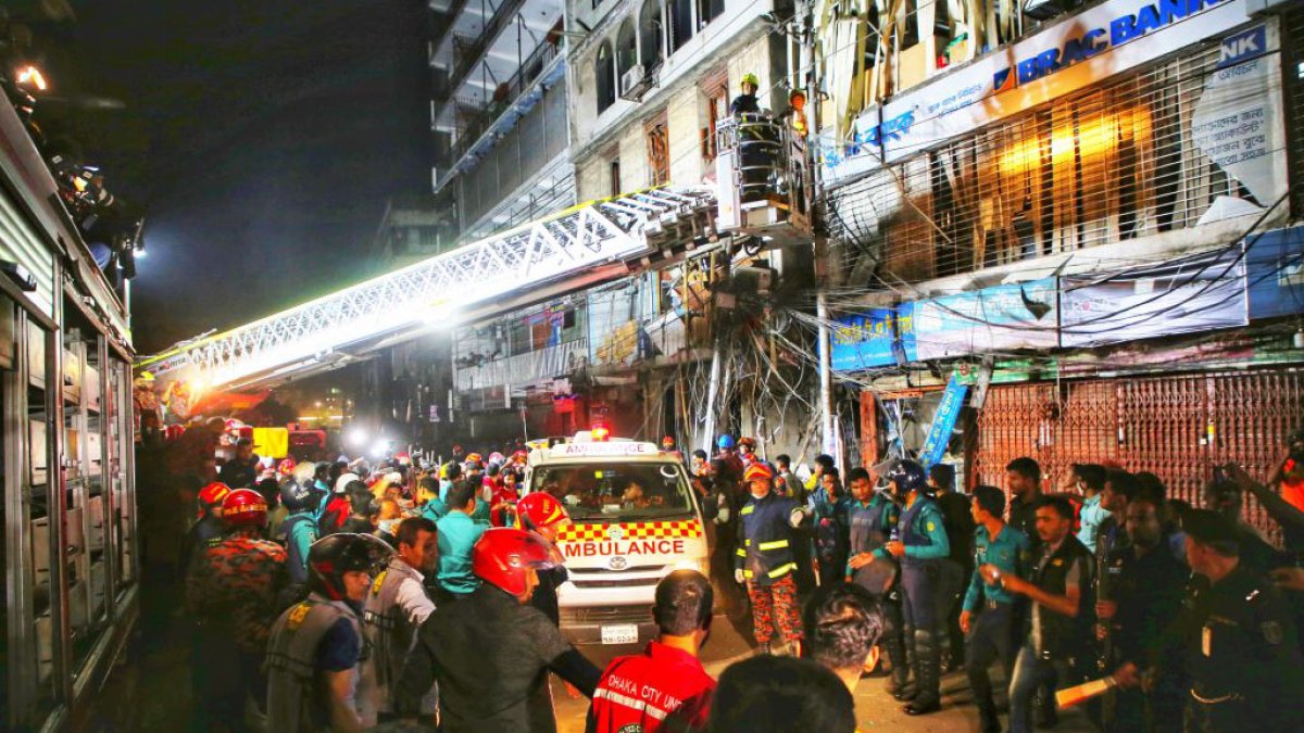 Bangladesh: explosión en un edificio comercial deja al menos 17 muertos y decenas de heridos