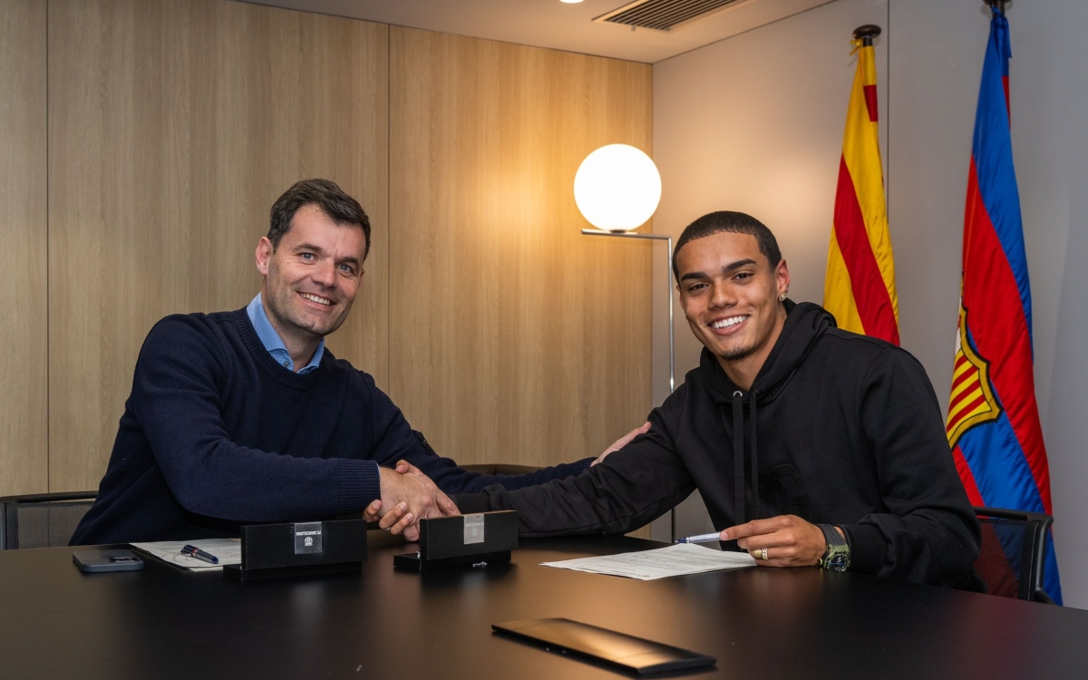 Barcelona anuncia el fichaje de Joao Mendes, hijo de Ronaldinho
