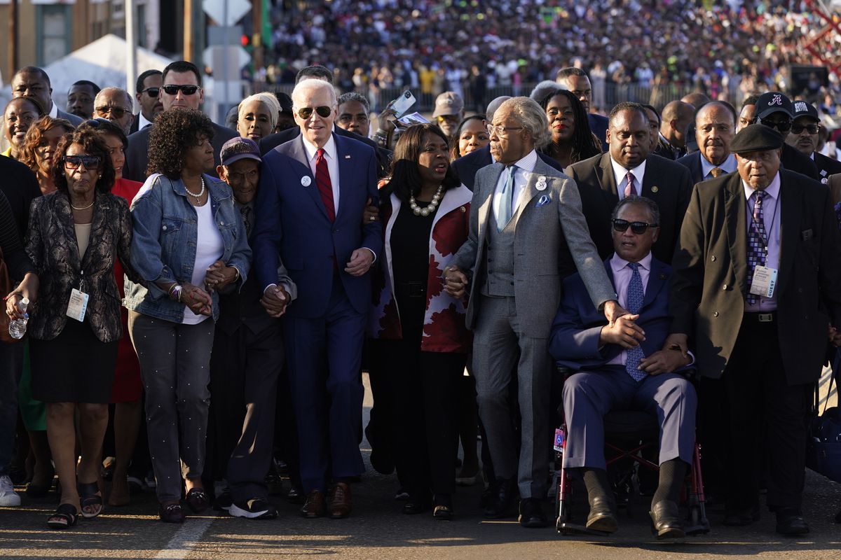 Biden defiende el derecho de voto de los afroamericanos en el 58º aniversario de los sucesos de Selma
