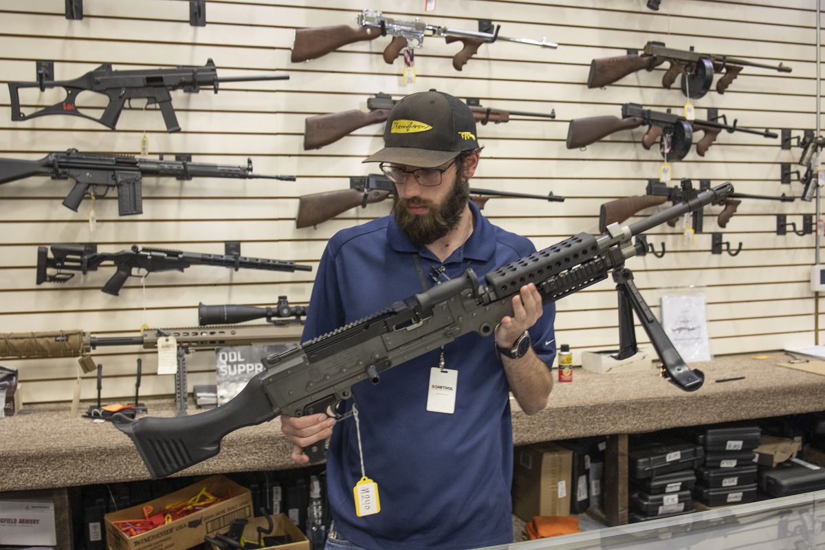 Biden firma una orden ejecutiva para hacer más estrictas las ventas de armas