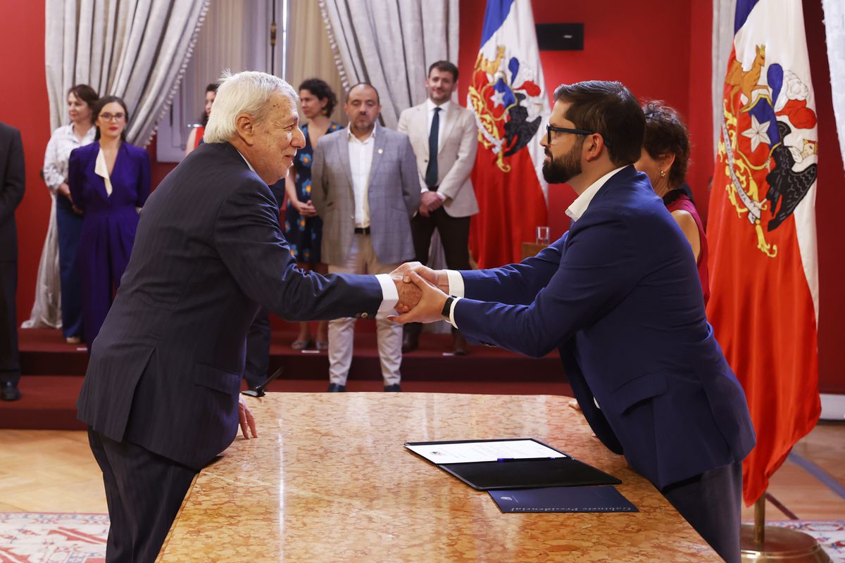 Boric cambia su Gabinete necesitado de un nuevo impulso ante el segundo año de Gobierno en Chile
