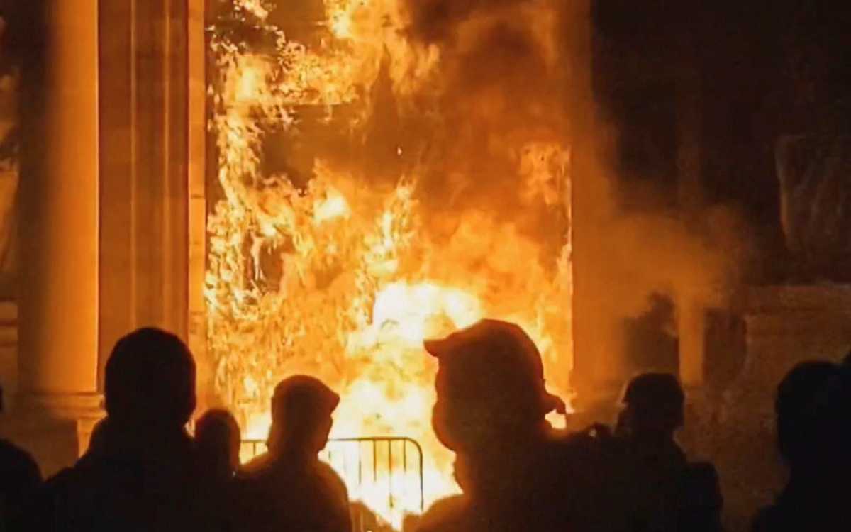 Calles de París arden en protesta por pensiones