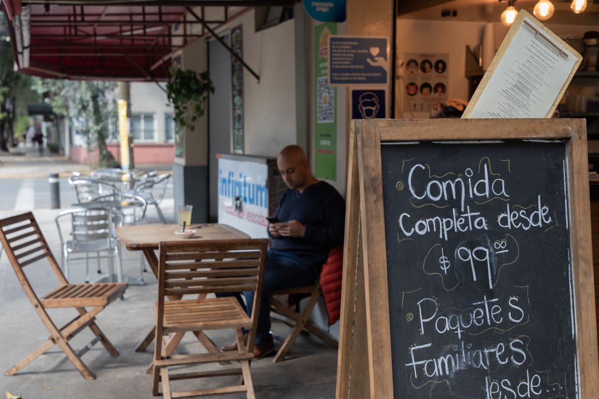 Castigo al consumo mínimo y menús en la entrada: la nueva regulación de Ciudad de México prevé multas de 6.500 pesos a los restaurantes
