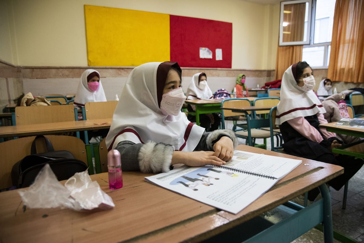 Cientos de adolescentes, envenenadas supuestamente con un gas tóxico en decenas de colegios de Irán