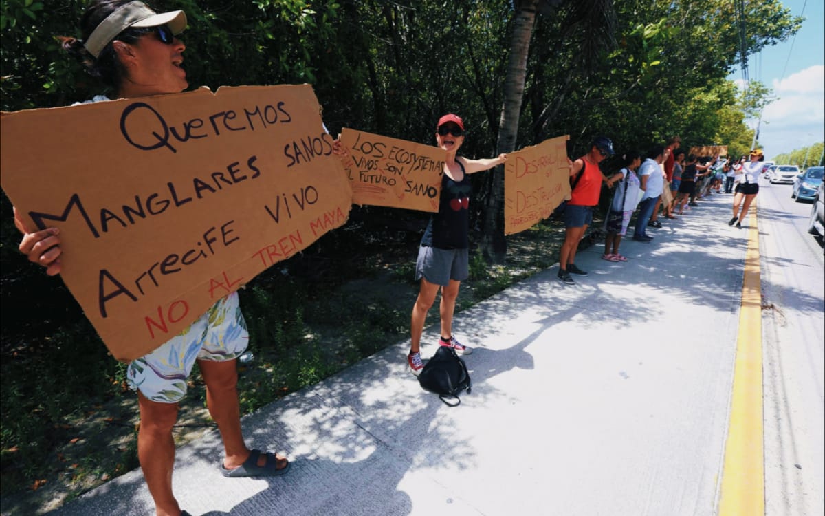 Con cadena humana, protestan contra Tren Maya