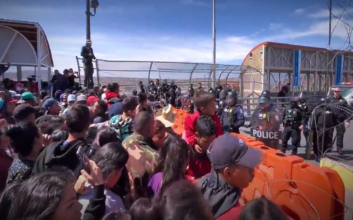 Con concertinas filosas y armas retiran a migrantes que demandan asilo a Estados Unidos
