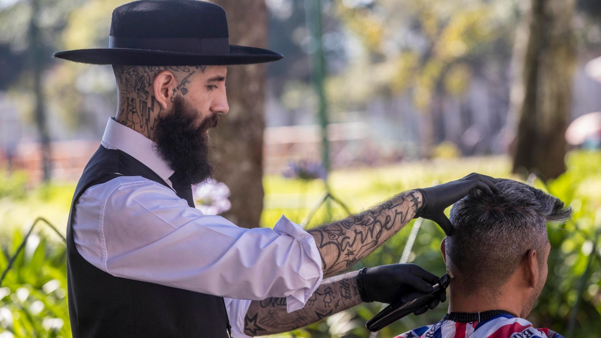 Con esencia altruista: el barbero que recorre Guatemala en su bicicleta y regala cortes de cabello