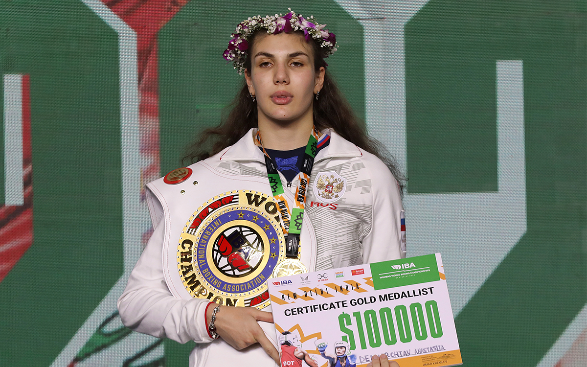 Con himno y bandera se corona la rusa Anastasiia en el Campeonato Mundial de Boxeo