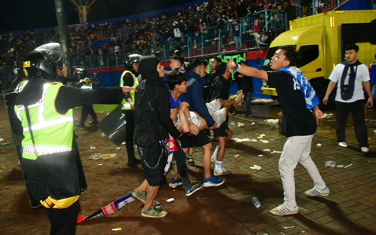 Condenan a 18 meses de prisión a policía por la estampida en el futbol indonesio