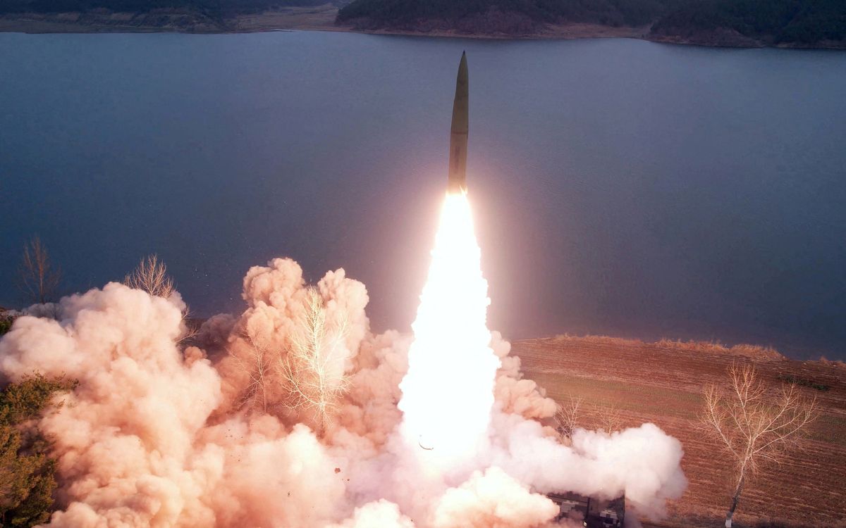 Corea del Norte lanzó misil por 'simulacros de guerra invasivos' de EU