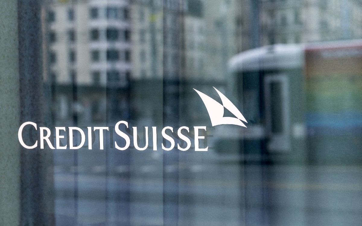 Credit Suisse frena su caída en la Bolsa pero pierde 14%