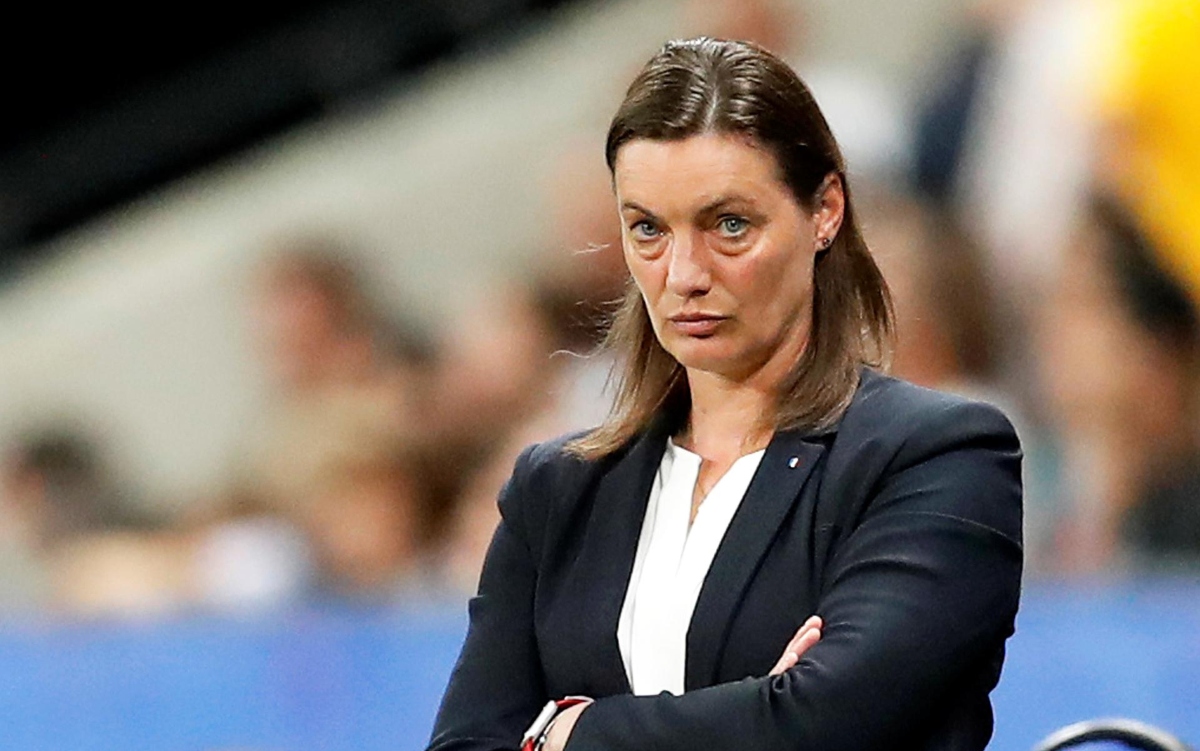 DT de la Selección Francesa femenil, asegura ser víctima "de una campaña de desprestigio"