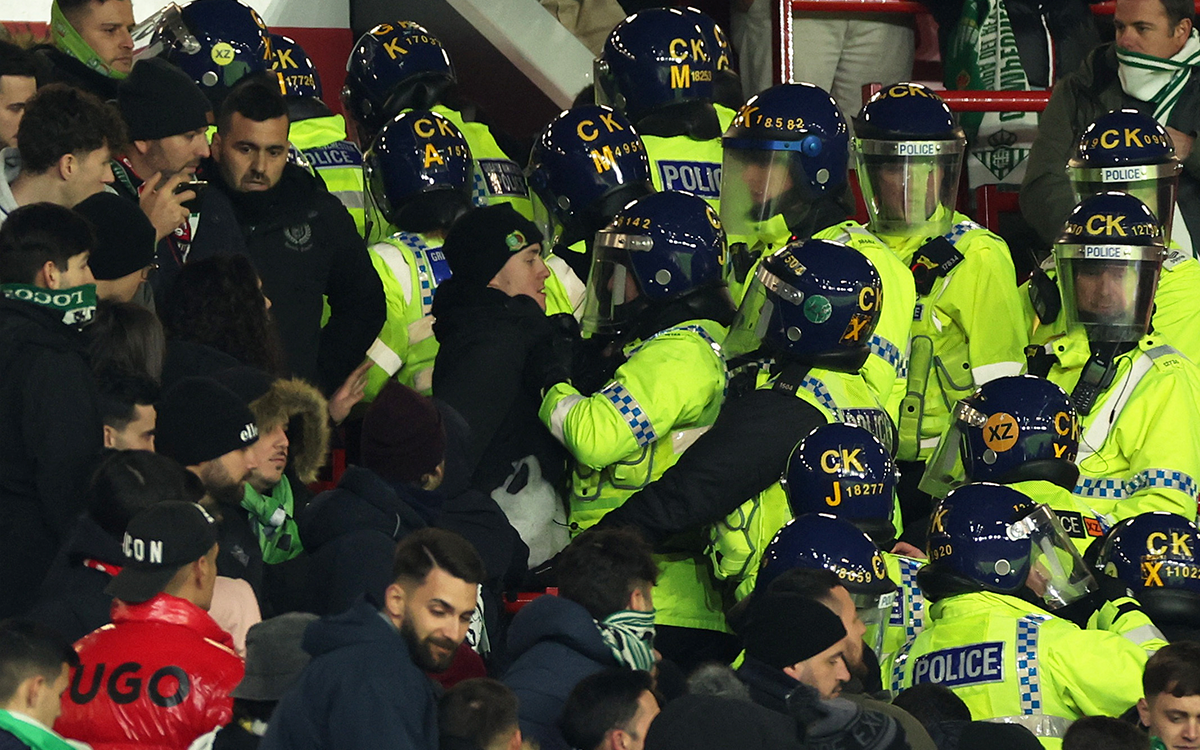 Detenidos cinco aficionados del Betis por incidentes en Old Trafford | Video