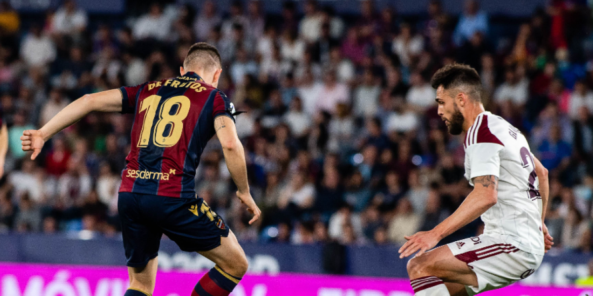 El Albacete sobrevive con diez ante el Levante