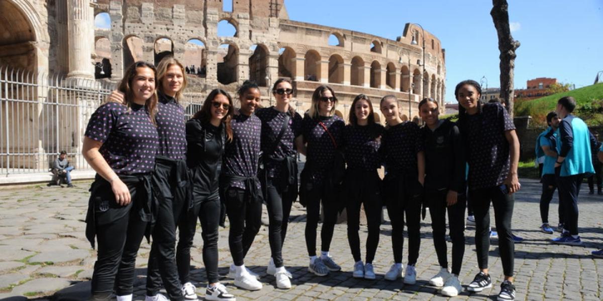 El Barça femenino visita el histórico Coliseo romano