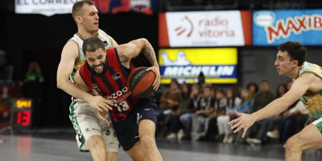 El Baskonia manda en el derbi vasco