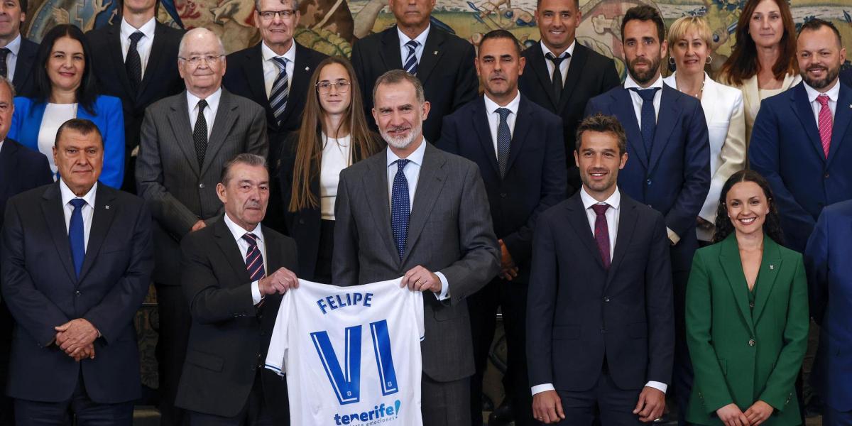 El Tenerife entrega a Felipe VI una camiseta del Centenario