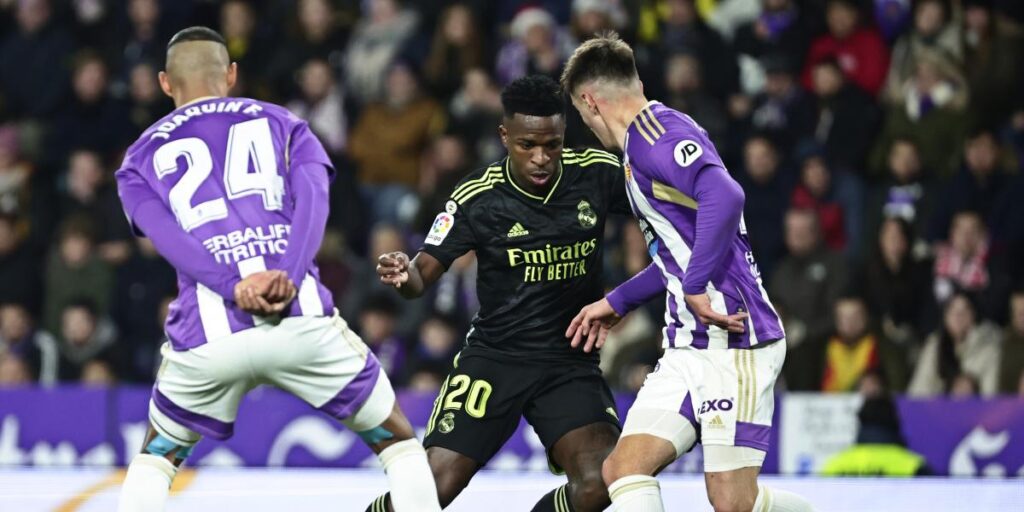 El Valladolid castiga a los aficionados que insultaron a Vinicius