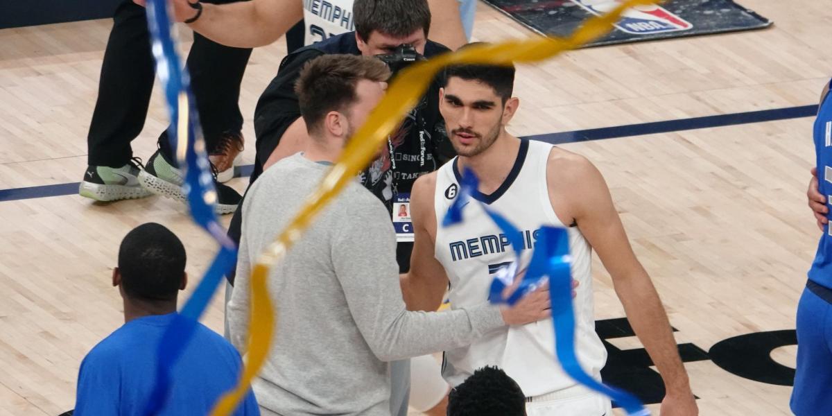 El mejor Aldama se entromete en los planes de Irving y Doncic y todos se rinden a él