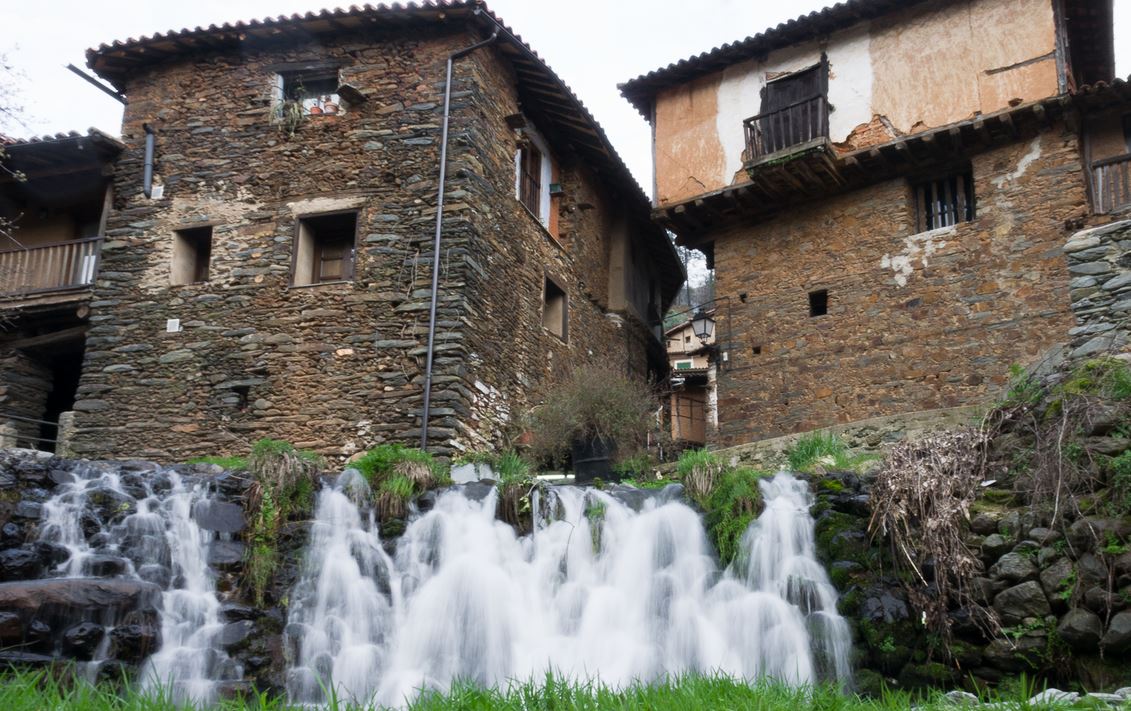 El pequeño e increíble pueblo de España lleno de cascadas que no te puedes perder