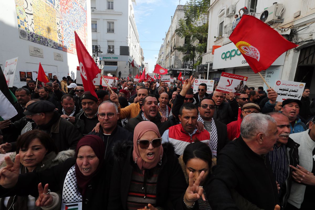 El sindicato más poderoso de Túnez desafía al presidente Said con una protesta masiva contra la represión