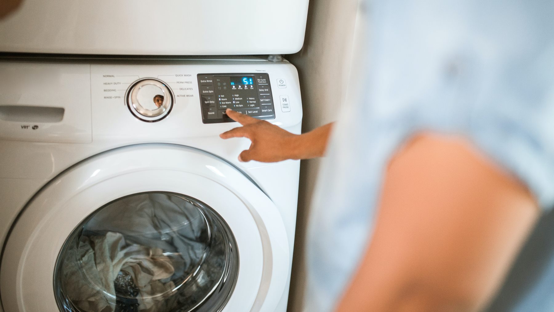 El truco para limpiar la parte más sucia de tu lavadora en unos segundos