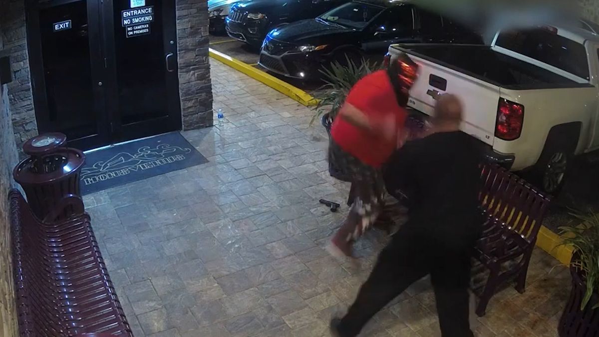 El vigilante de un club nocturno detiene a un tirador enmascarado en Florida