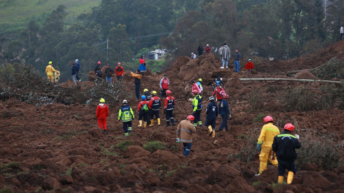 Enorme alud de tierra deja al menos 8 muertos y decenas de sepultados en Ecuador