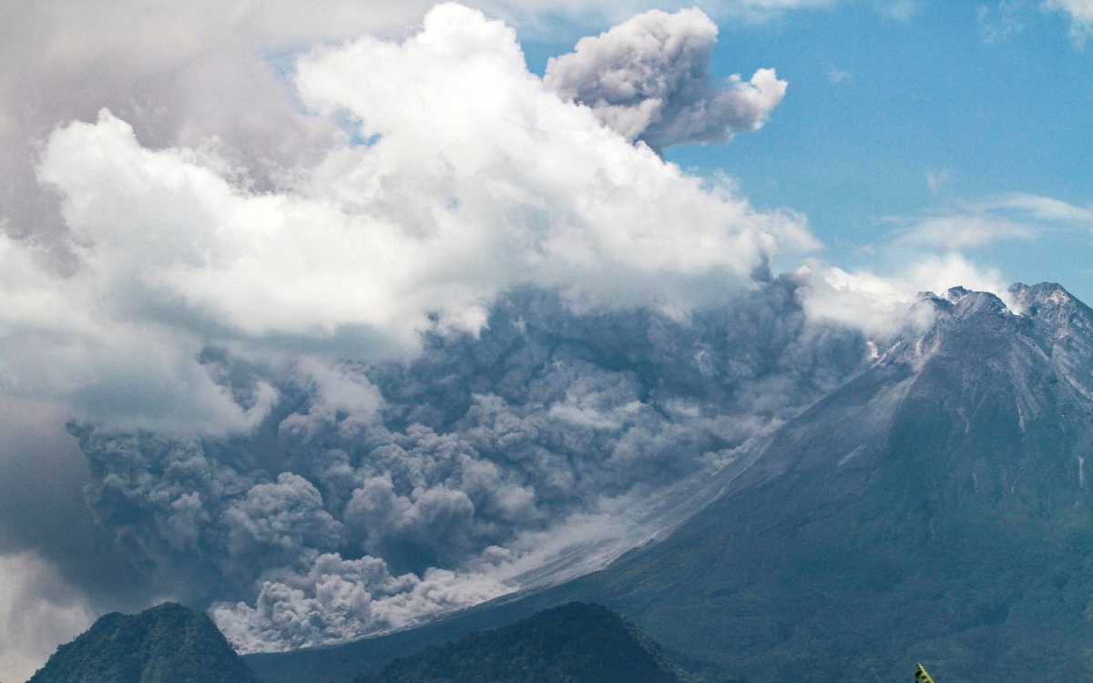Entra en erupción el volcán Merapi en Indonesia