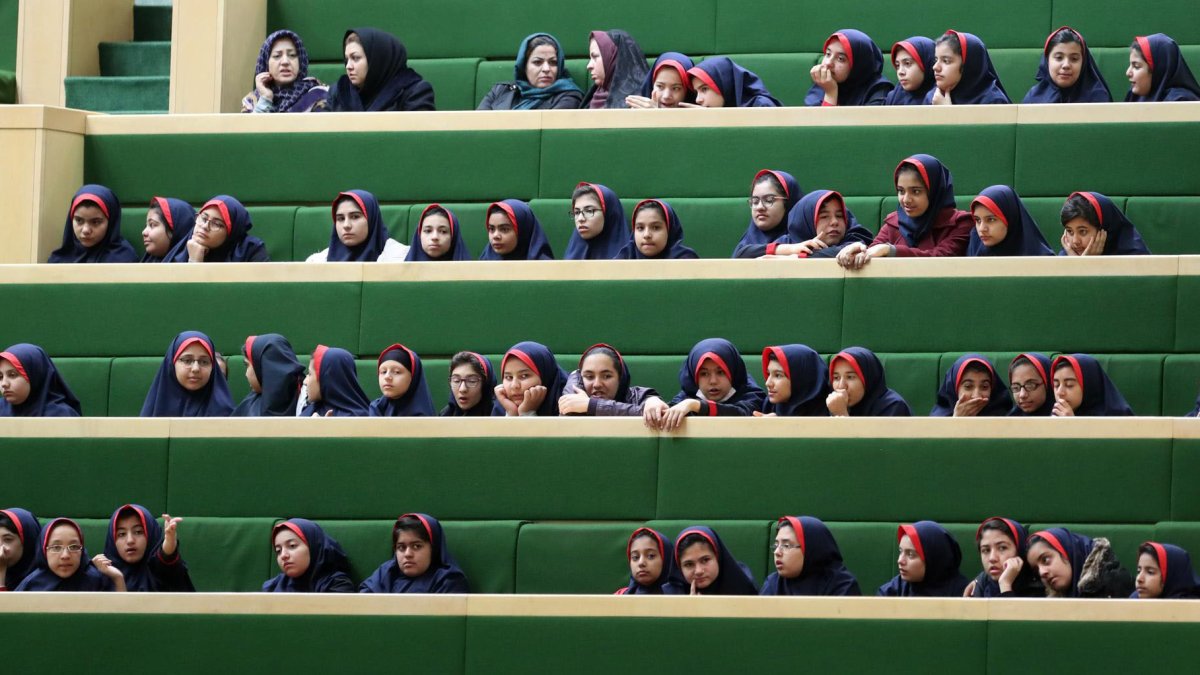 Envenenan con gas a más de 1,000 alumnas en varios colegios en Irán