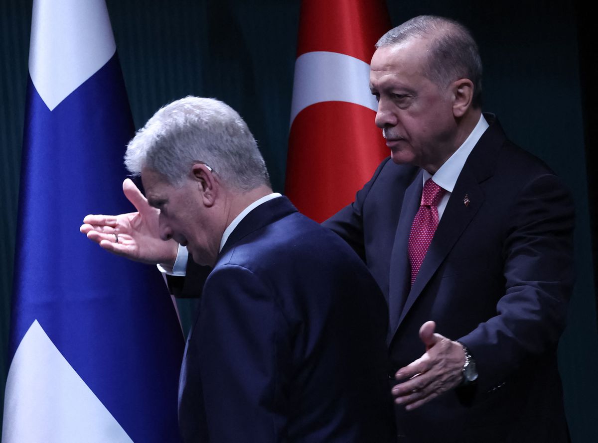 Erdogan da luz verde a la entrada de Finlandia en la OTAN, pero mantiene su veto a Suecia