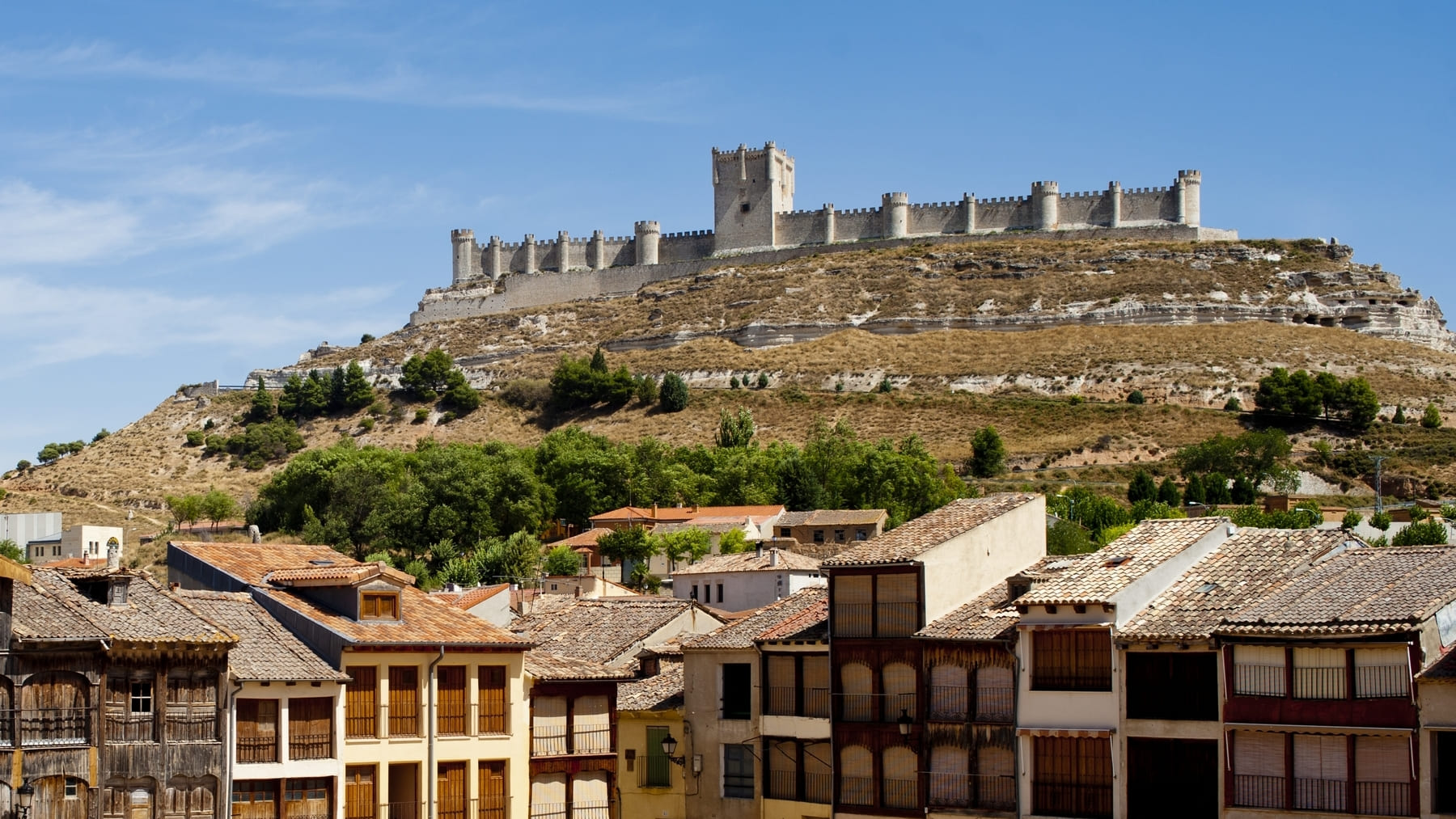 Este es el pueblo con las murallas más grandes de España y que tienes que visitar esta primavera