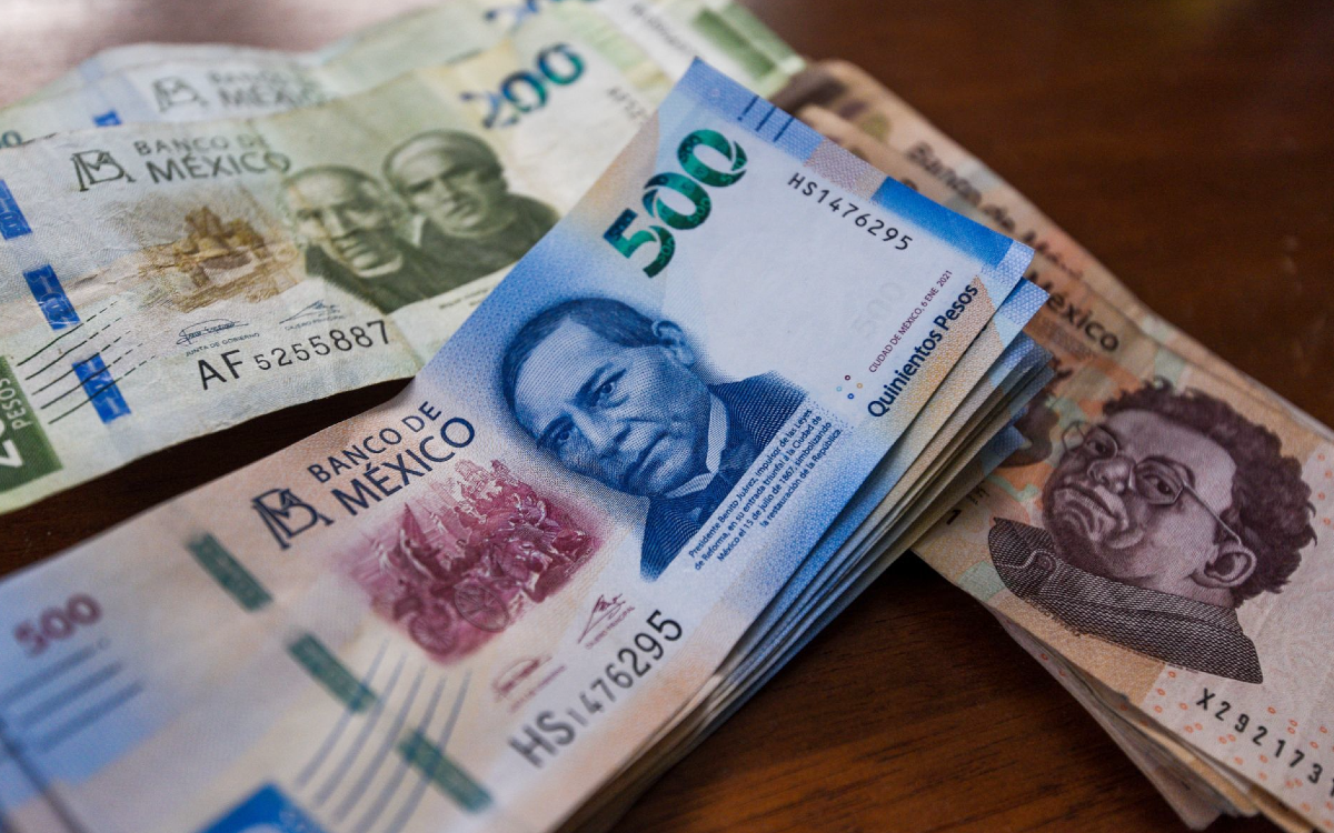 Peso avanza rumbo a los 18 por dólar; Bolsa Mexicana retrocede